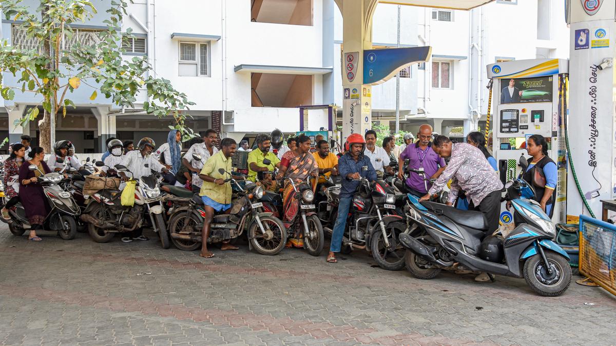 Fuel shortage rumours spark panic buying at Tiruchi petrol bunks