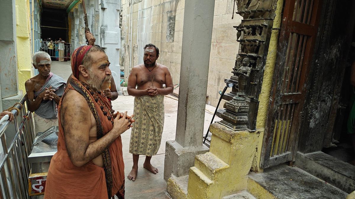 Vijayendra Saraswathi Swamigal of Kanchi Kamakoti Peetam performs Gangabhishekam at Sri Ramanathaswamy Temple