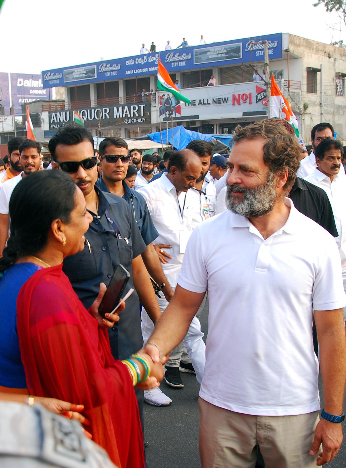 Rahul Gandhi helps women who fell during his yatra