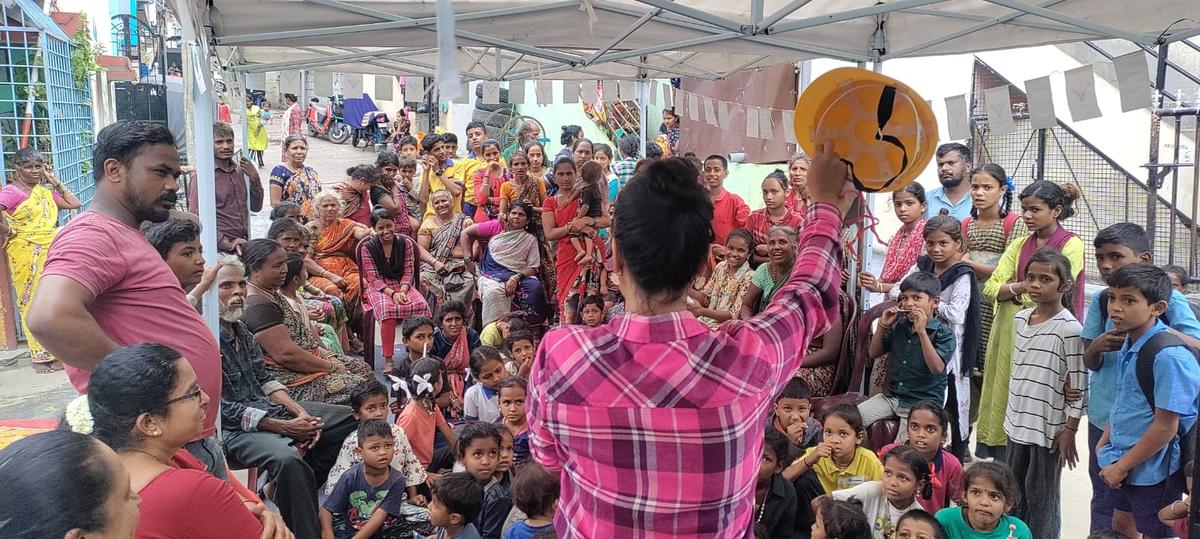 Durante un programma di formazione sull'utilizzo dei dispositivi di protezione individuale in una comunità