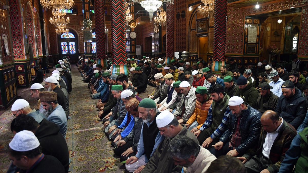 Kashmir observes first day of Ramzan amid controversy over moon ...