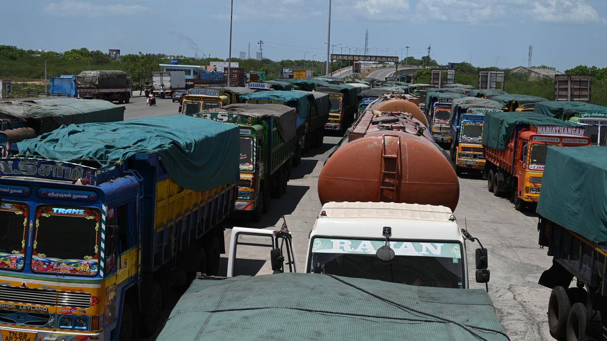 Truck drivers protest at Pudurpandiyapuram toll plaza over non enforcement of HC order