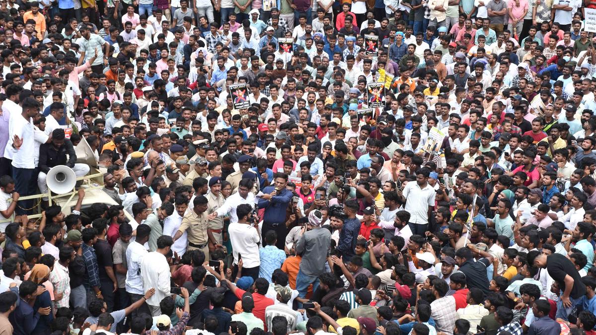 Huge protest by job aspirants throws life out of gear in Dharwad - The Hindu
