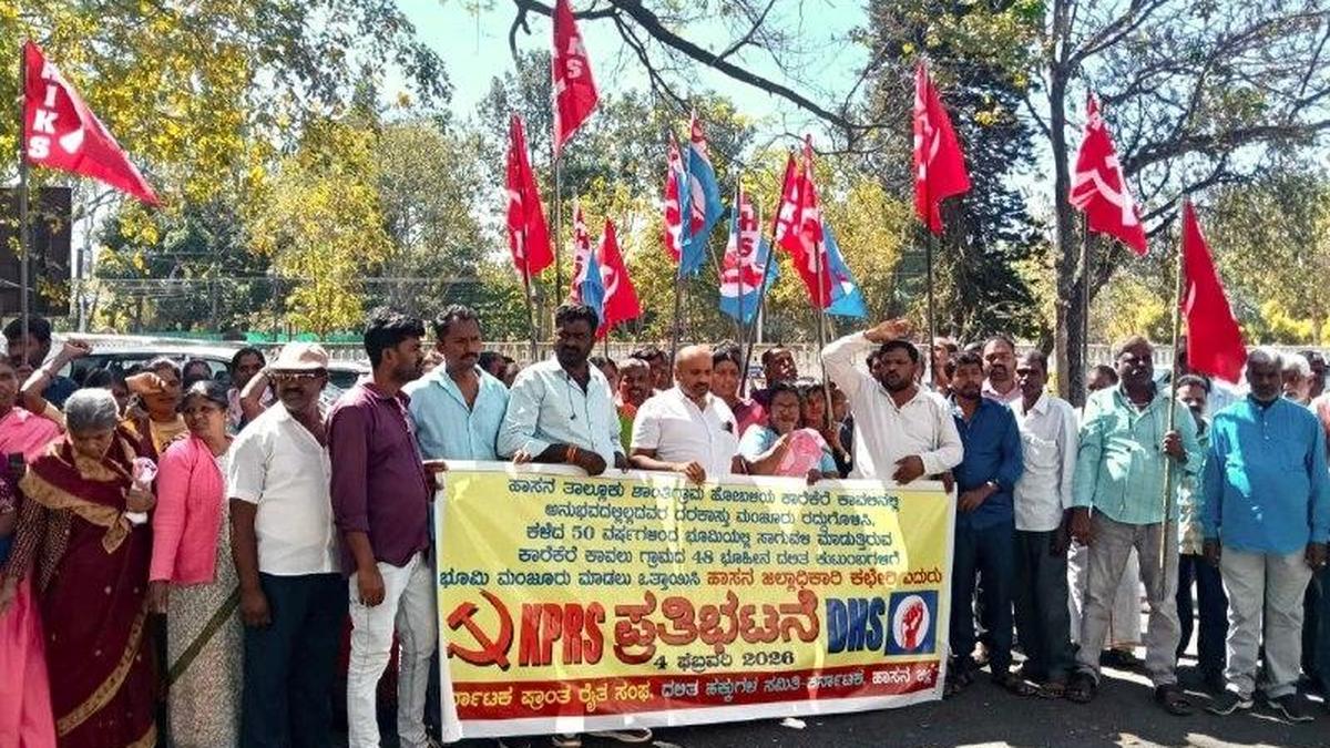 Hassan KPRS stages protest seeking grant of land for landless families of Karekere Kavalu