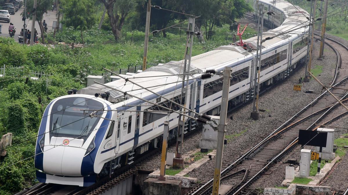 Doors of Vande Bharat Express fail to open at Dindigul railway station, passengers stranded