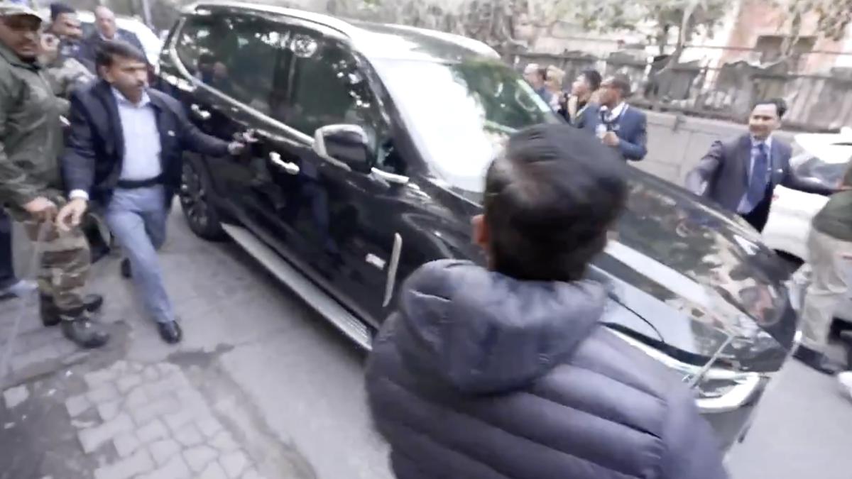 Kejriwal’s car pelted with stones during campaigning, alleges AAP