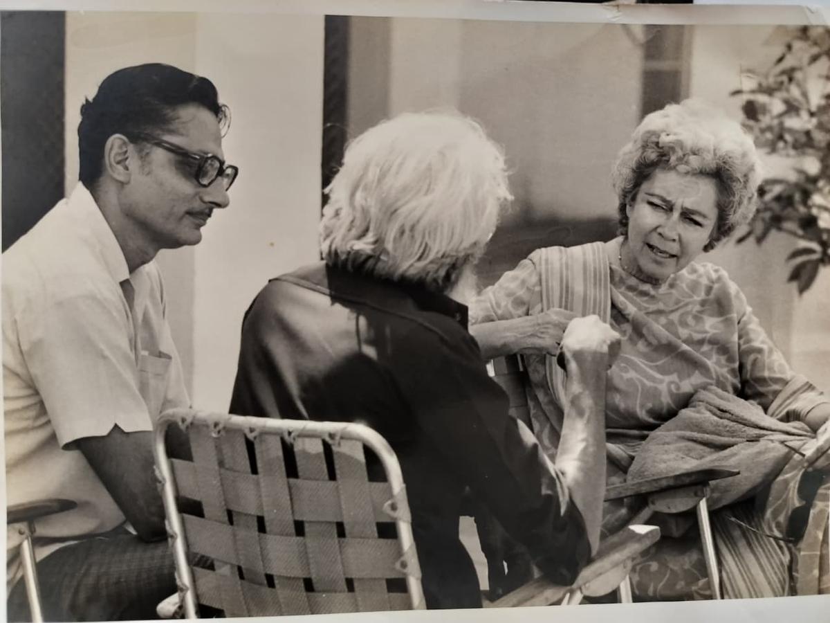 Soli Daruwala con Husain e l'allora regina di Grecia