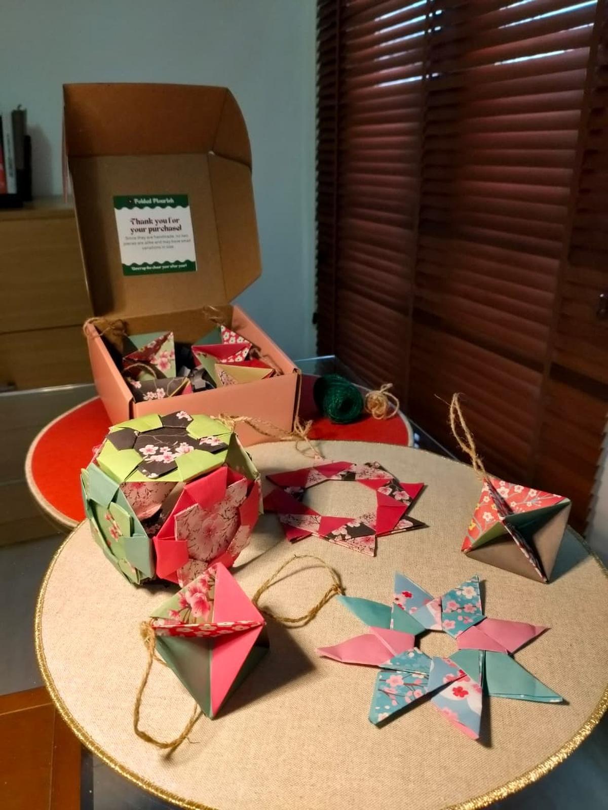 अनु एलिज़ाबेथ अलेक्जेंडर की कुछ क्रिसमस सजावट-आधारित ओरिगेमी कृतियाँ। 