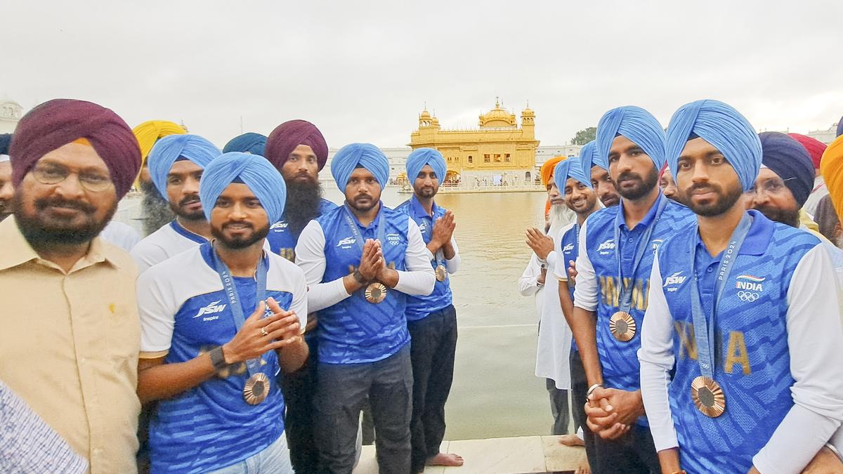 Family and fans accord warm welcome to Indian hockey players at Amritsar; Punjab government to award ₹1 crore to players from Punjab