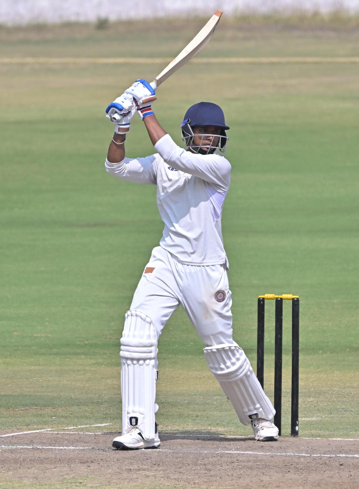 CV Milind memimpin perlawanan Hyderabad dengan setengah abad yang agresif. 