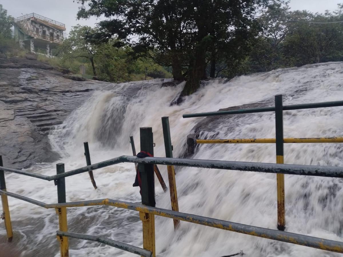 Visitors to Kumbakarai falls banned again, after overnight rain in Theni district