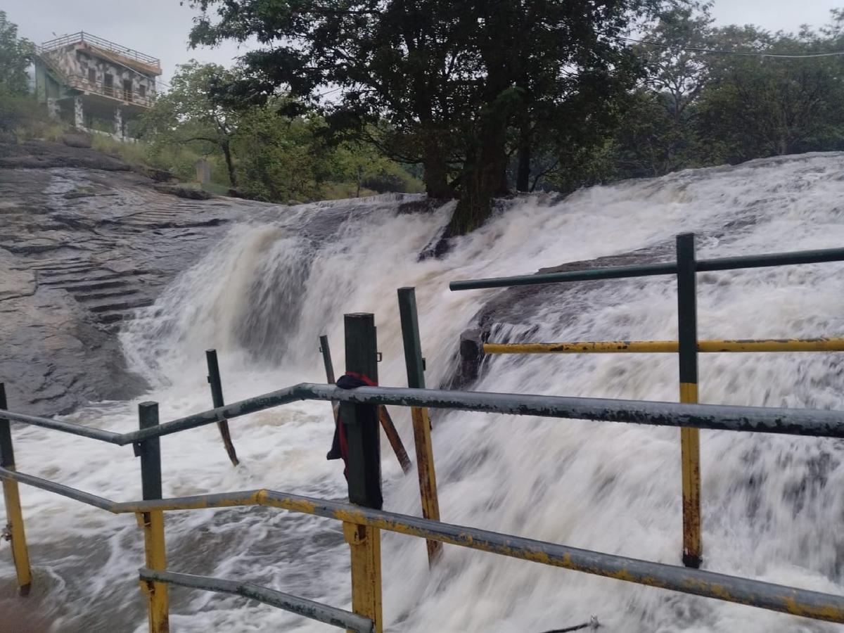 Visitors to Kumbakarai falls banned again, after overnight rain in Theni