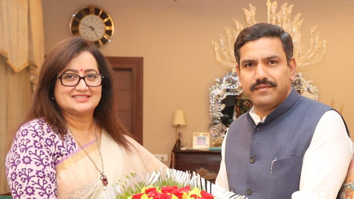 Vijayendra meets Sumalatha on the eve of her meeting with supporters