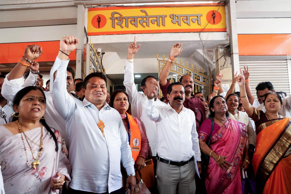 Os candidatos eleitos do Shiv Sena (UBT) dirigem-se ao Konkan Bhavan para se registrarem como corporadores, junto com seu ex-prefeito de Mumbai, Kishori Pednekar, no Shiv Sena Bhavan, em Mumbai, em 21 de janeiro de 2026.