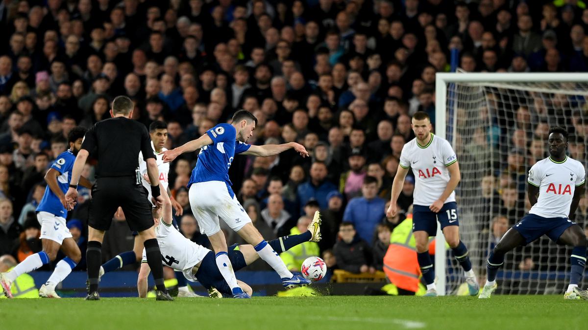 Late Everton goal earns 1-1 draw with Spurs as 2 sent off