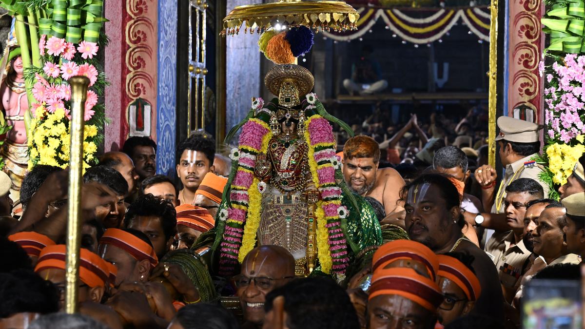 Heavy turn out of devotees on Vaikunda Ekadasi day at Srirangam temple