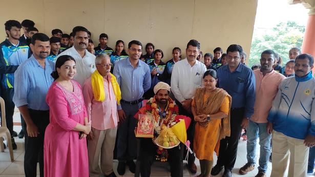 Udupi administration welcomes CWG bronze medallist weightlifter Gururaja