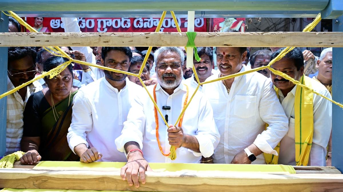 Weavers take out rally with 100-feet-long saree