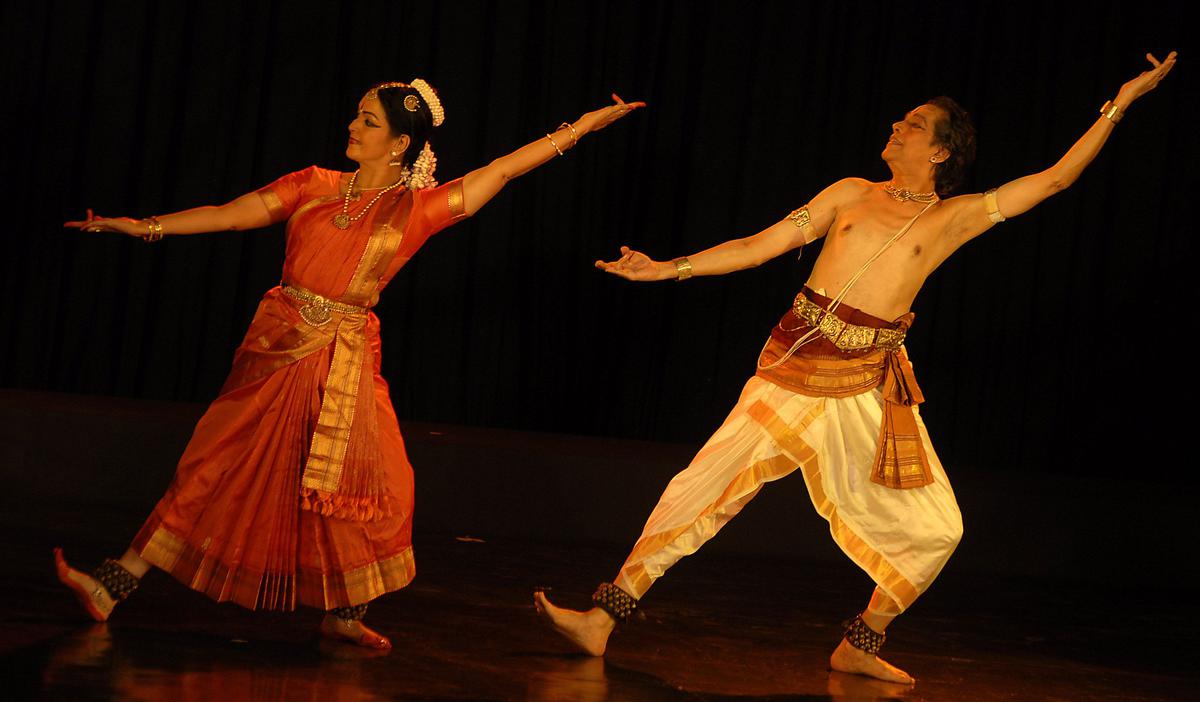 M.V. Narasimhachari and Vasanthalakshmi performing at Rukmini auditorium in Kalakshetra in 2012.