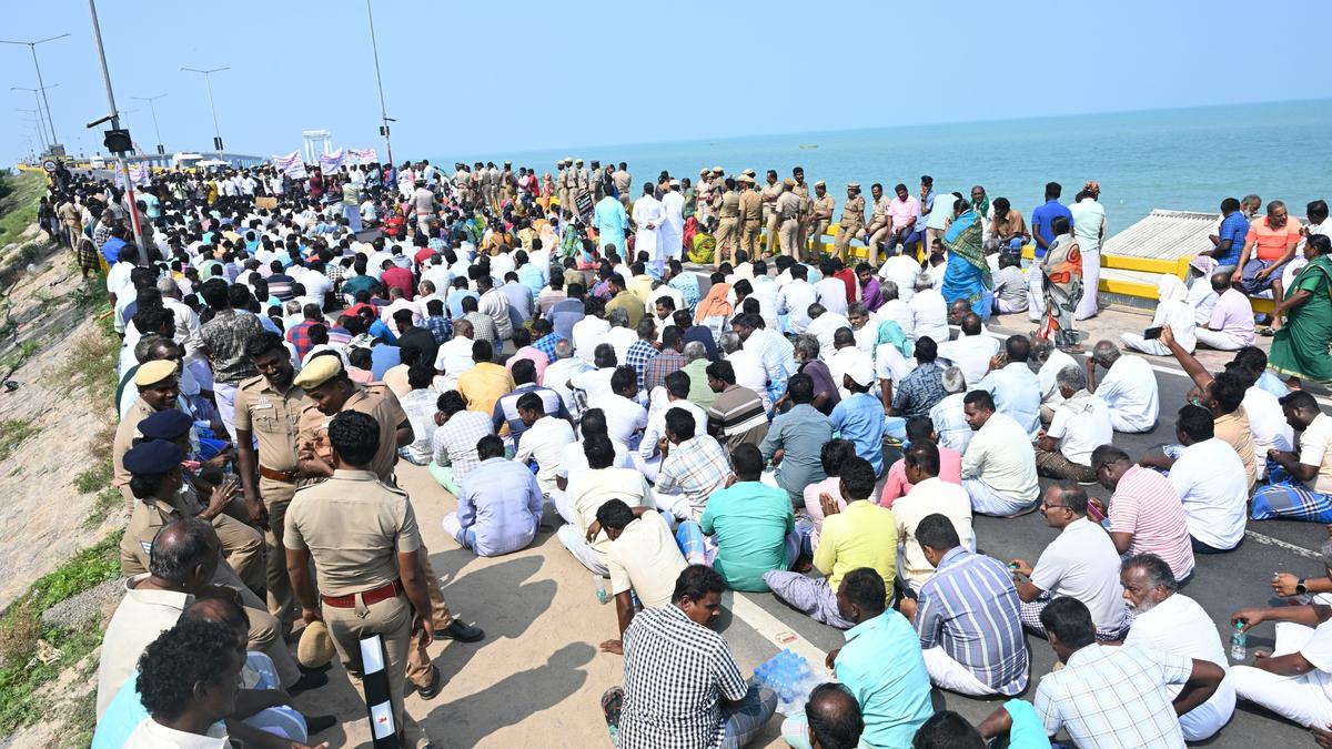 Fisherfolks block Pamban Road bridge pressing for release of fishermen arrested by Sri Lankan Navy