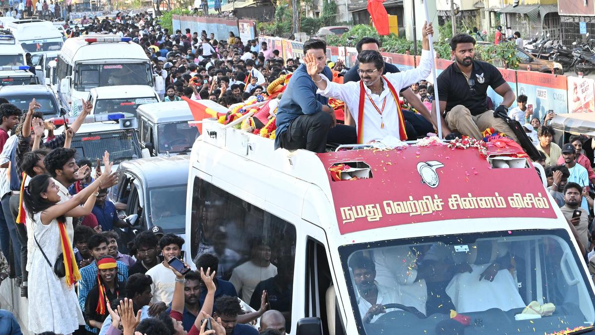 Vijay pulls crowds in roadshow; Annamalai campaigns for NDA candidates across Chennai