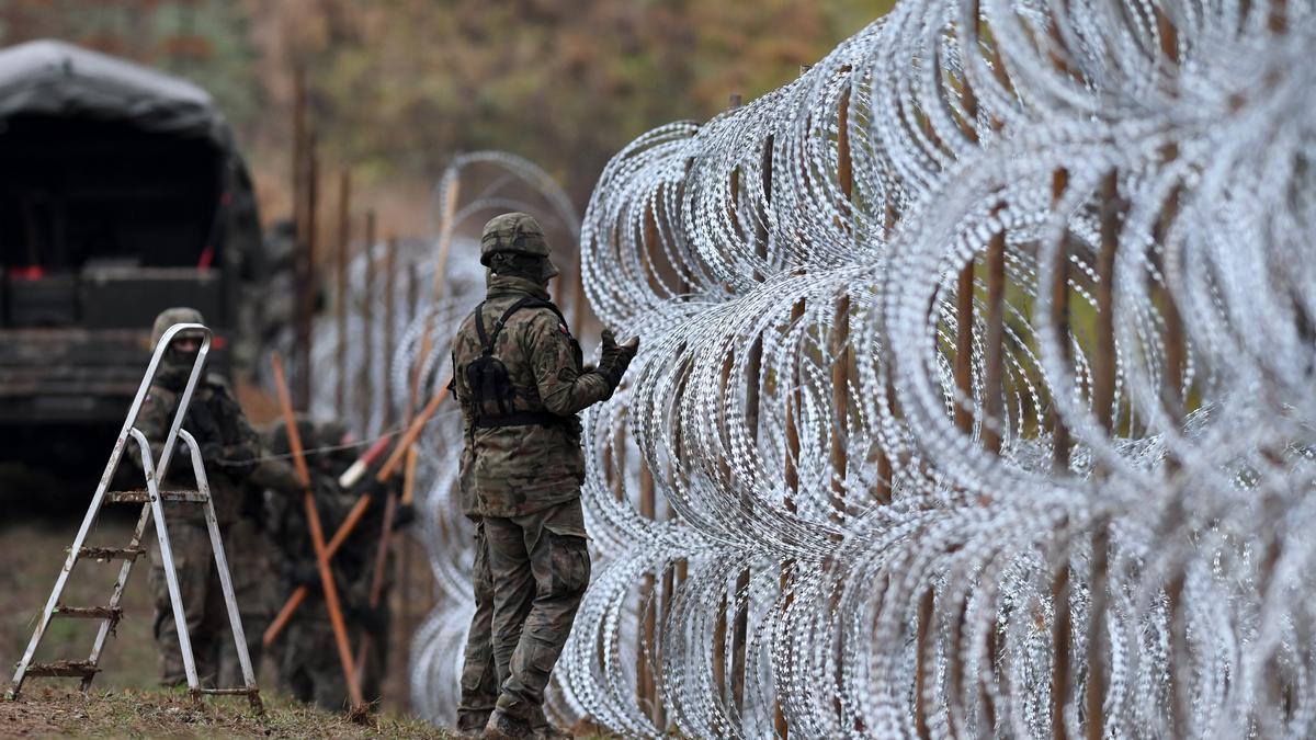 Poland lays razor wire on border with Russia's Kaliningrad - The Hindu