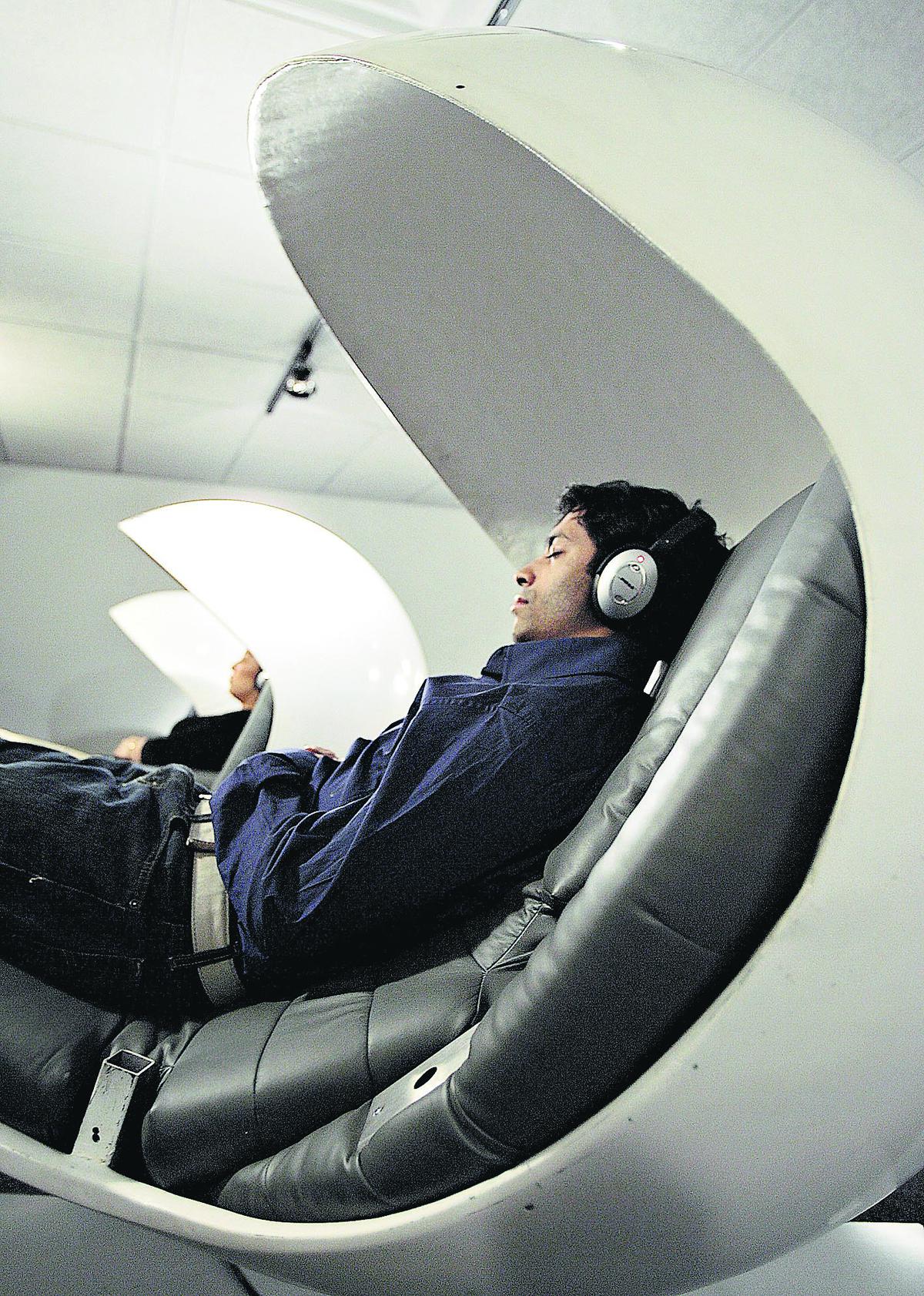 TO WITH AFP STORY: US-SOCIETY-HEALTH-COMPANIES
Metronaps CEO Arshad Chowdhury (R) and another employee demostrate sleeping 'pods' in a darkened room at a Metronaps location in the Empire State Building, 16 February 2007, in New York. MetroNaps caters to employers who are looking to get more productivity out of their empployees by providing a place where they can nap, recharge and get back to work. A recent study undertaken by US and Greek scientists showed that a regular nap reduced, by more than one third, deaths due to the heart attacks.     AFP PHOTO/Stan HONDA   =MORE PHOTOS IN IMAGE FORUM=