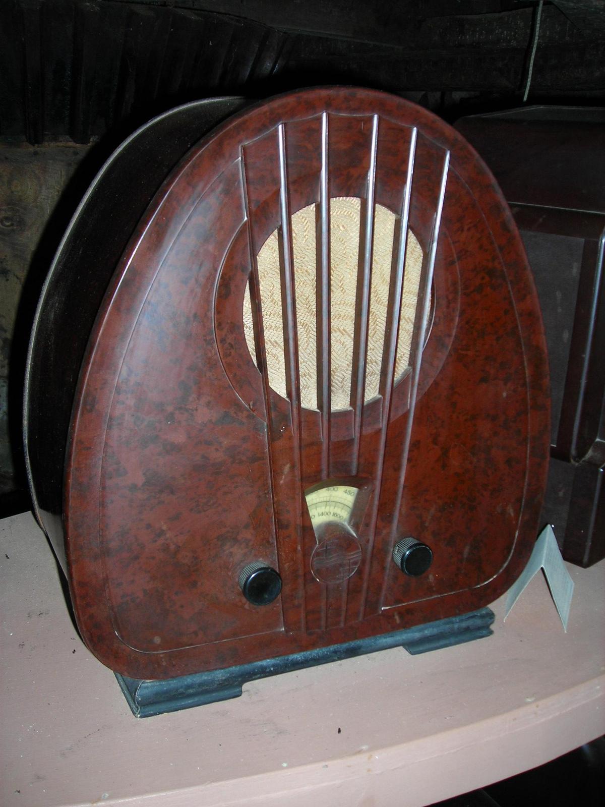 Picture of a 1933-34 model Philips radio in Bakelite shell. Picture of a 1933-34 model Philips radio in Bakelite shell.