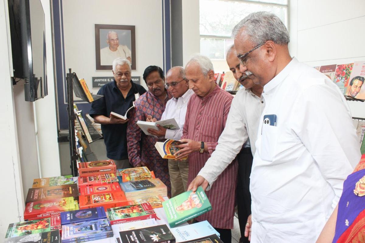 Film director TS Nagabharana and writer Narahalli Balasubramanya along with Bhavans Bangalore Kendra chairman KG Raghavan and director HN Suresh at the Santhavanibook exhibition 