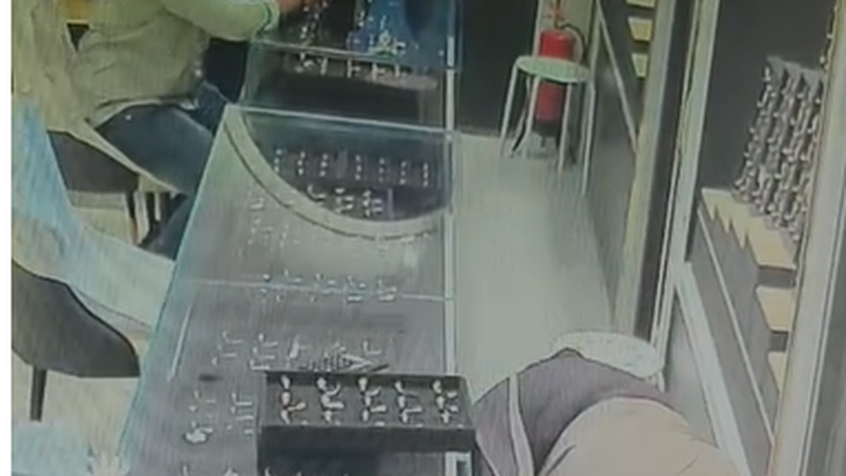 Man held for stealing gold rings from Kukatpally jewellery stores using deception