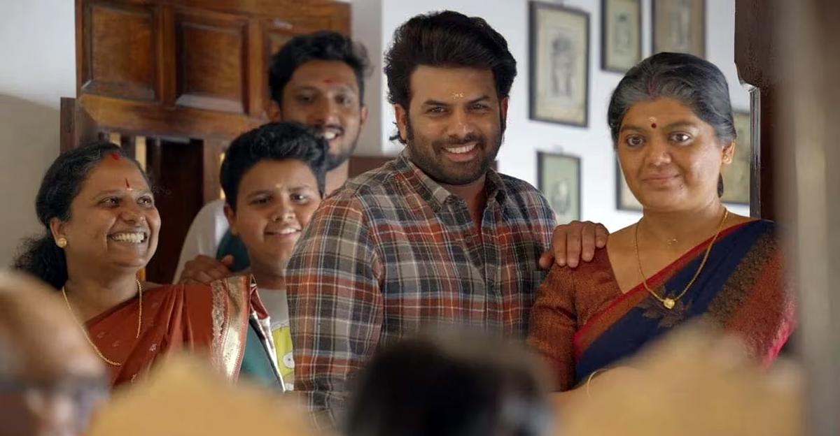 Sunny Wayne in a still from Perilloor Premier League