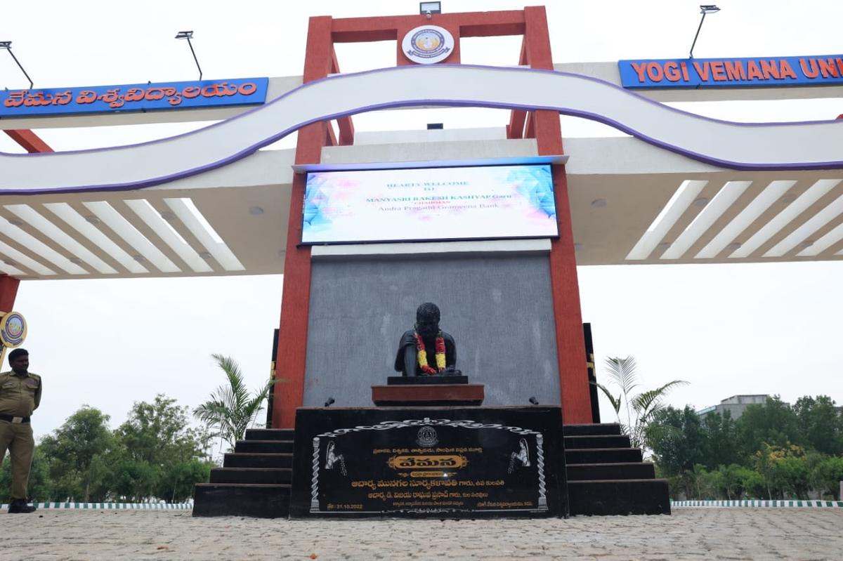 Translocation of Vemana statue at Yogi Vemana University kicks up a row in Andhra Pradesh