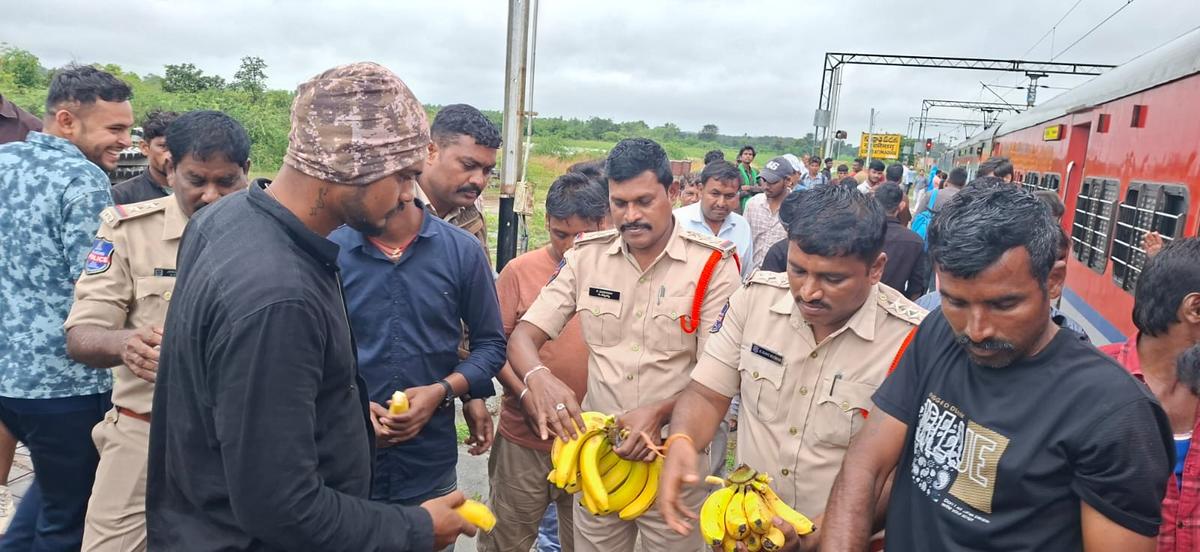 ;Police distribute bananas to the stranded passengers at Gundrathumadugu railway station on Wednesday. ;Police distribute bananas to the stranded passengers at Gundrathumadugu railway station on Wednesday.