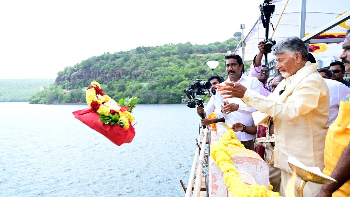 Will complete all pending irrigation projects in Rayalaseema, says Naidu