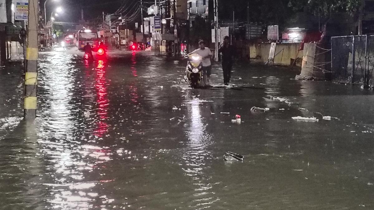 Rains lash Salem city, inundate roads