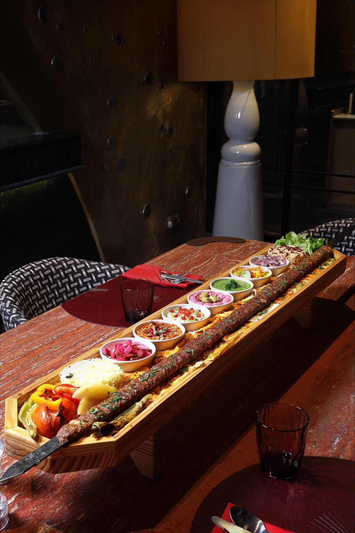 सिग्नेचर मिक्स्ड ग्रिल मीट प्लेटर सिग्नेचर मिक्स्ड ग्रिल मीट प्लेटर