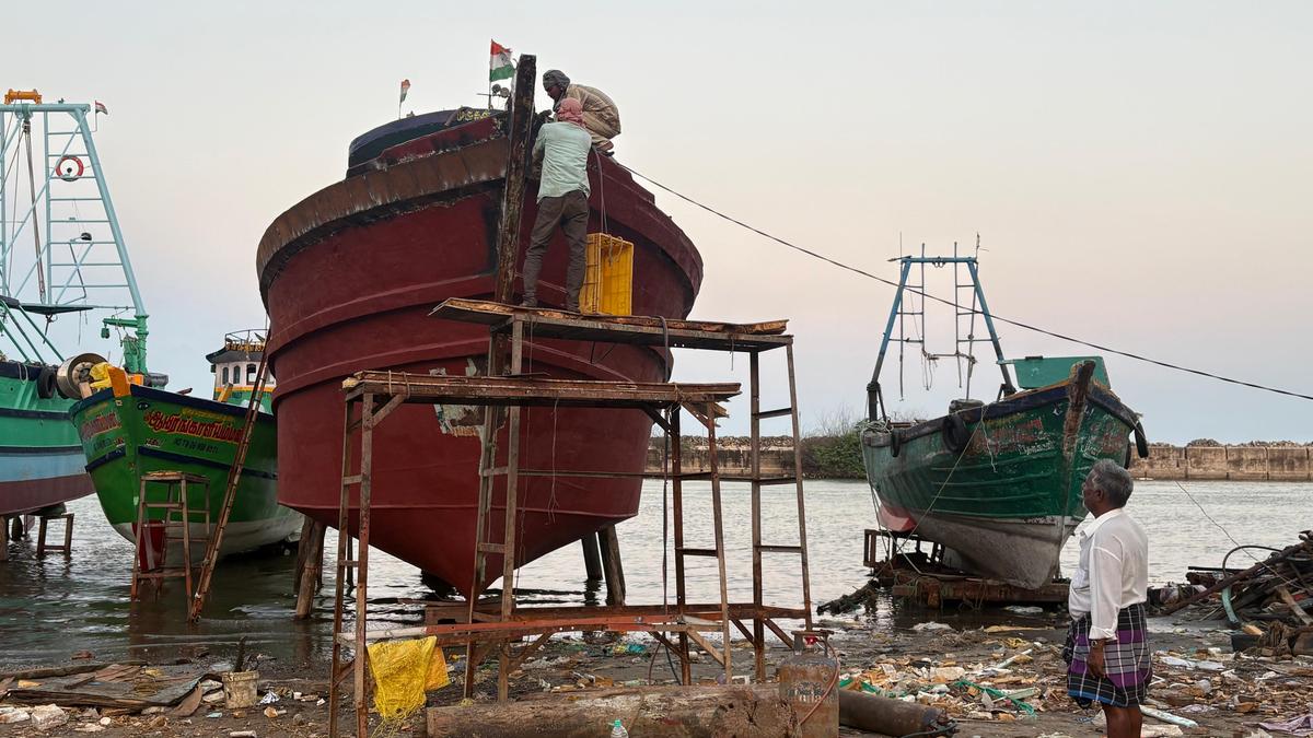 LPG shortage brings Nagapattinam boatyards to a halt; hundreds lose work