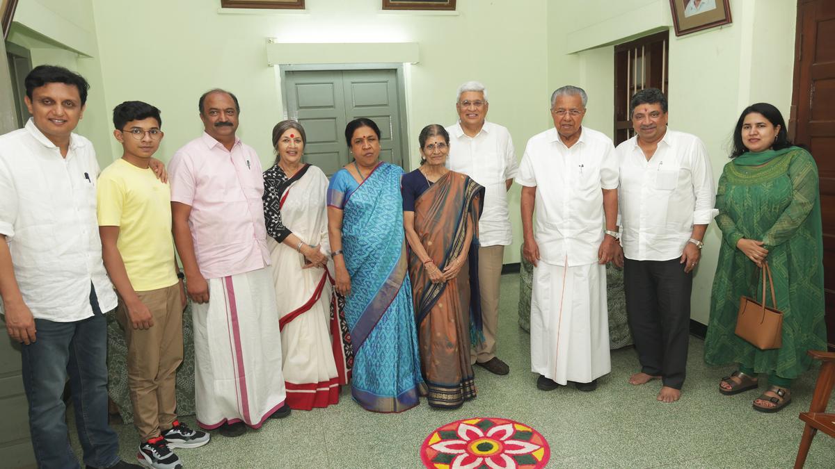 Kerala CM visits T. N. Minister’s residence in Madurai