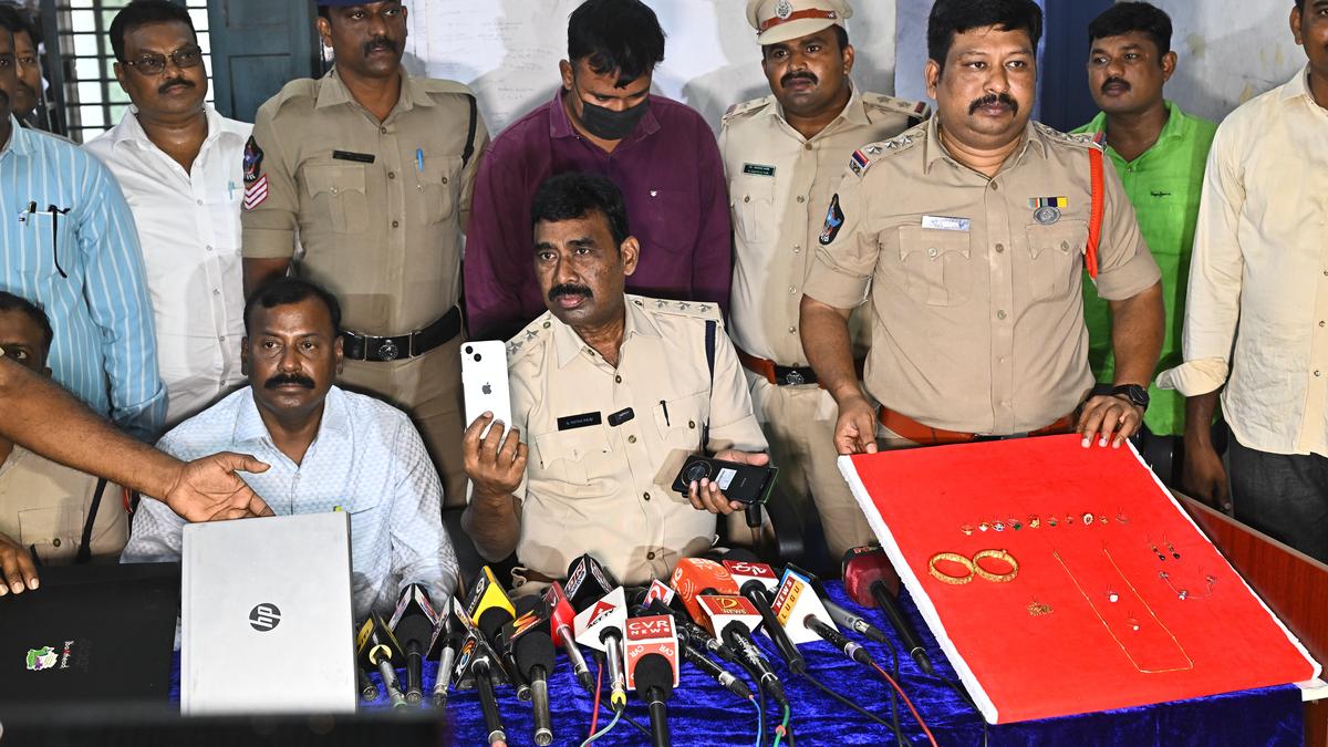 Man arrested for thefts on trains, items worth ₹10.61 lakh seized