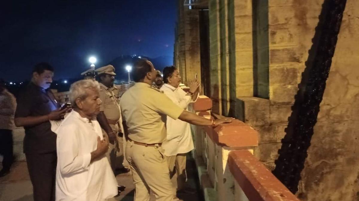 Tungabhadra Reservoir’s crest gate chain link broken flagging flood threat downstream