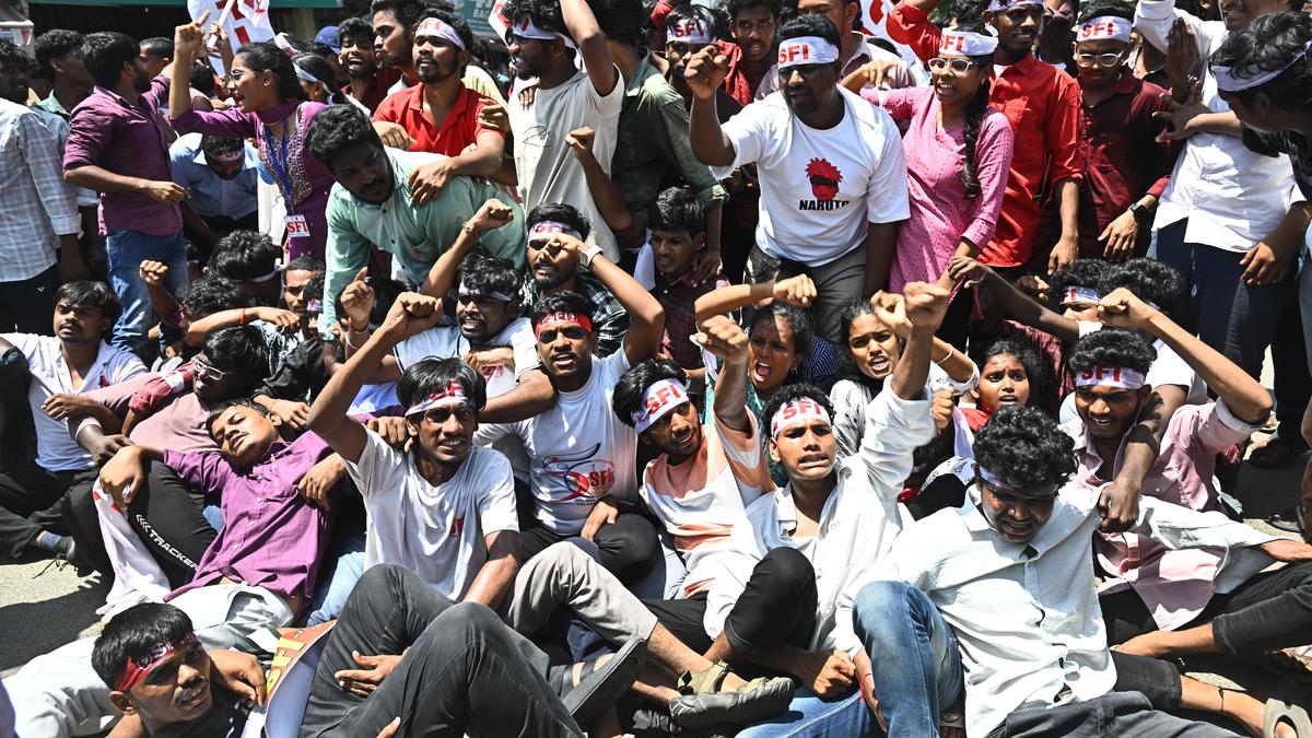SFI stages protest demanding immediate redress of students’ grievances in Andhra Pradesh 