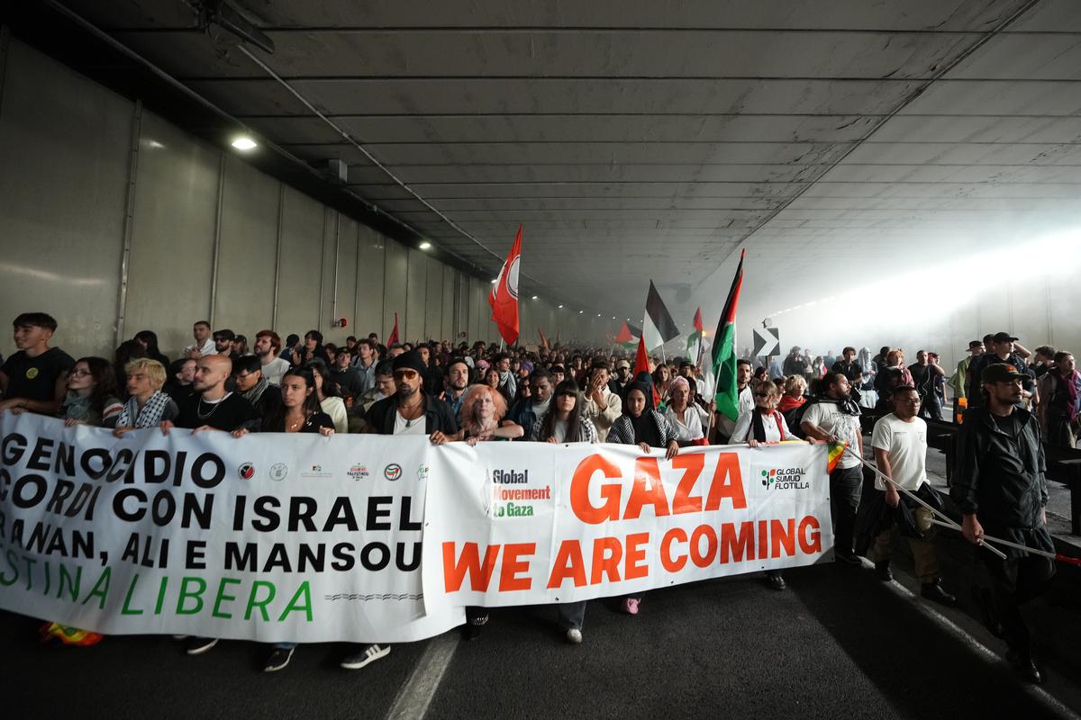 Pro-Palestinian demonstrators march along the Rome’s ring road as they gather for a national general strike called by different unions to protest against the situation in Gaza two days after Israeli forces intercepted a Gaza-bound aid flotilla in the Mediterranean Sea, in Rome, on Friday, Oct. 3, 2025. Pro-Palestinian demonstrators march along the Rome’s ring road as they gather for a national general strike called by different unions to protest against the situation in Gaza two days after Israeli forces intercepted a Gaza-bound aid flotilla in the Mediterranean Sea, in Rome, on Friday, Oct. 3, 2025.
