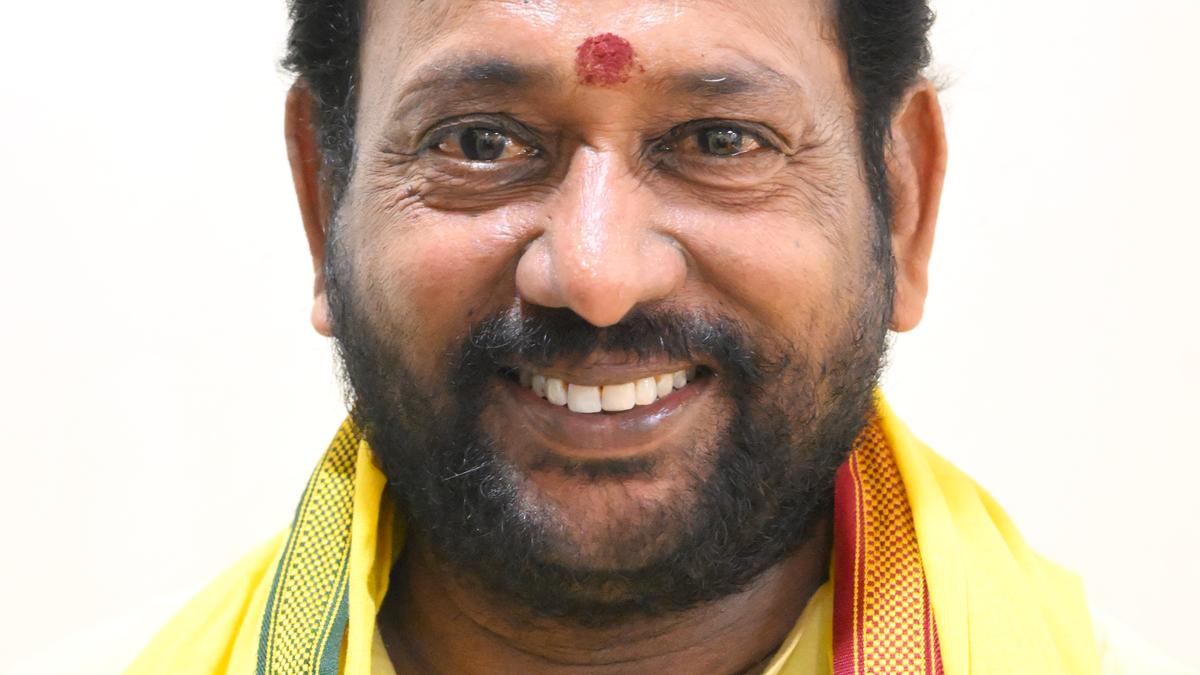 Visakhapatnam Mayor directs officials to improve sanitation, repair roads and expedite UGD works in Ward 93