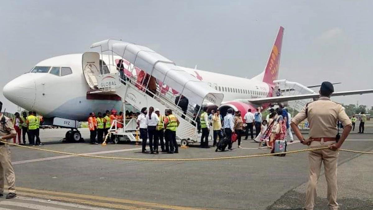 SpiceJet gets DGCA notice for safety lapses - The Hindu