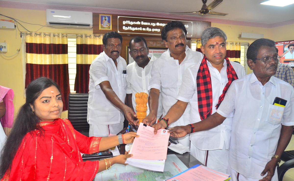 O candidato do DMK pelo distrito eleitoral de Tirunelveli Assemble, S. Subramanian, apresentou seus documentos de nomeação no sábado.