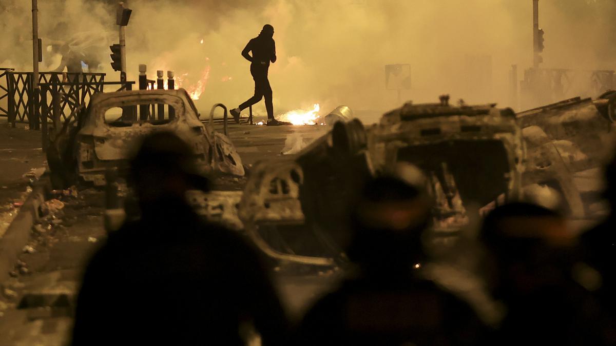 Mayors hold anti-riot rallies in France as arrests fall