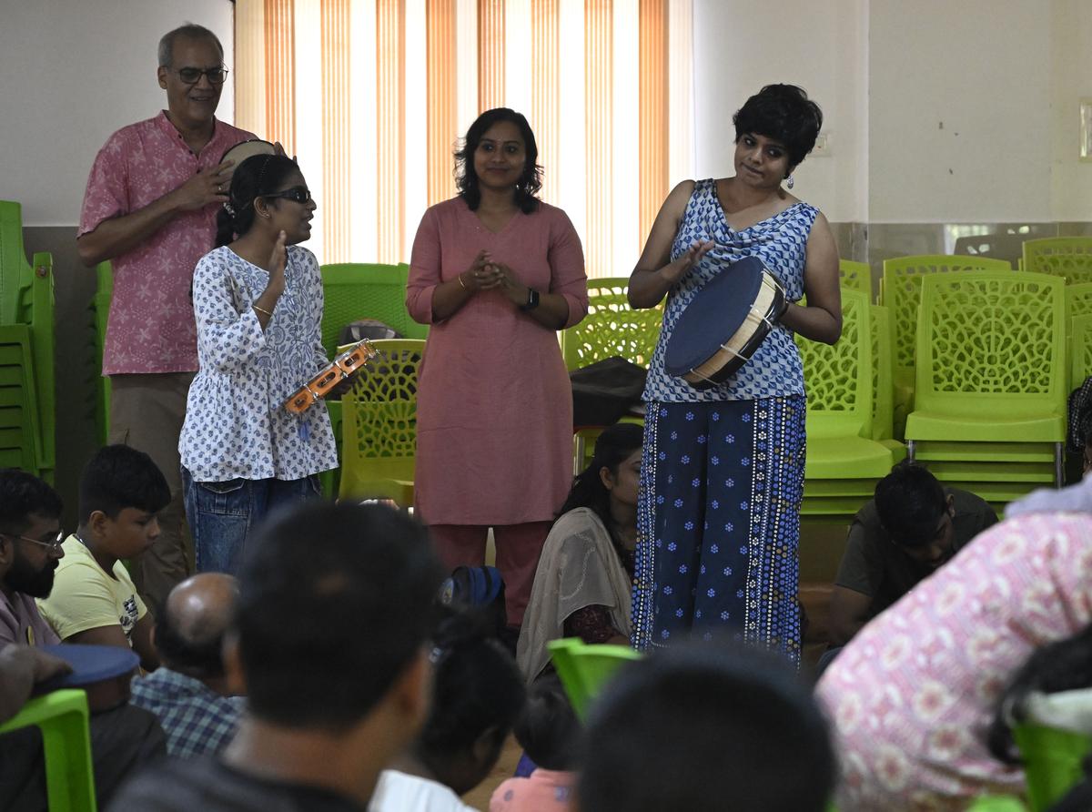 Rzhude David (left) and Chaya Govind (extreme right) leading the HumDrum Circle 