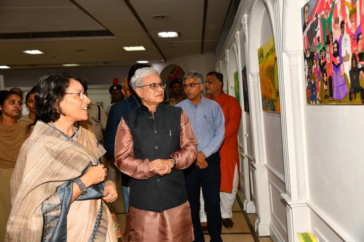 Shalini Gupta and Telangana Governor Jishnu Dev Verma at the gallery  