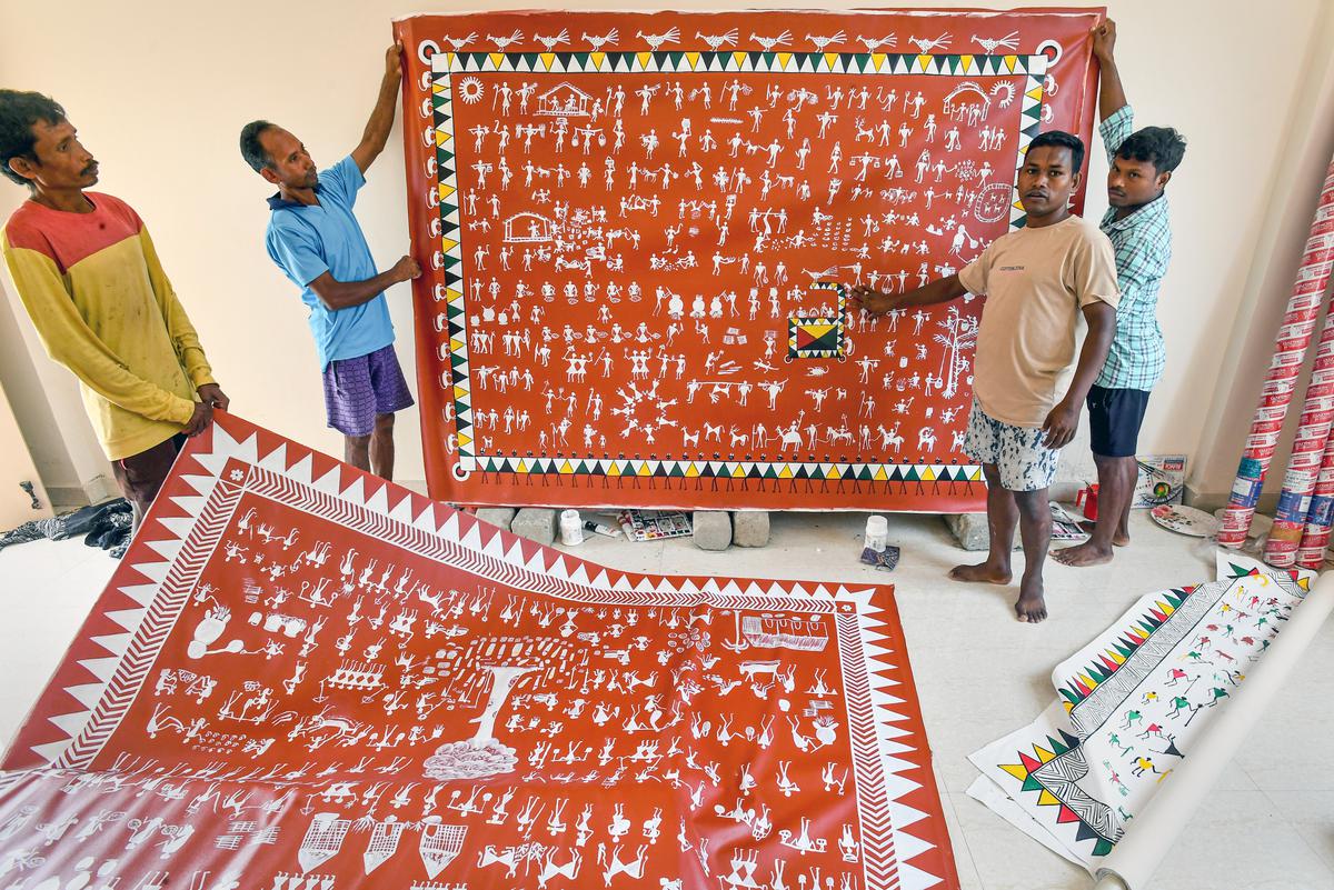 Members from the Savara tribes from Addakulaguda village in Seethampeta mandal of Parvathipuram Manyam district of Andhra Pradesh making their tribal art in Visakhapatnam as part of the Tribal Freedom Fighters Museum coming up at Lambasingi in Chintapalli mandal, about 120 kilometres from Visakhapatnam city.  