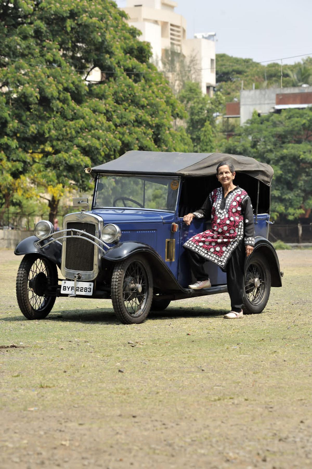 Prabha Nene, 85 ans, avec son Austin 7 de 1934